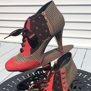 Like NEW Poetic License Betsy’s Button Red Booties